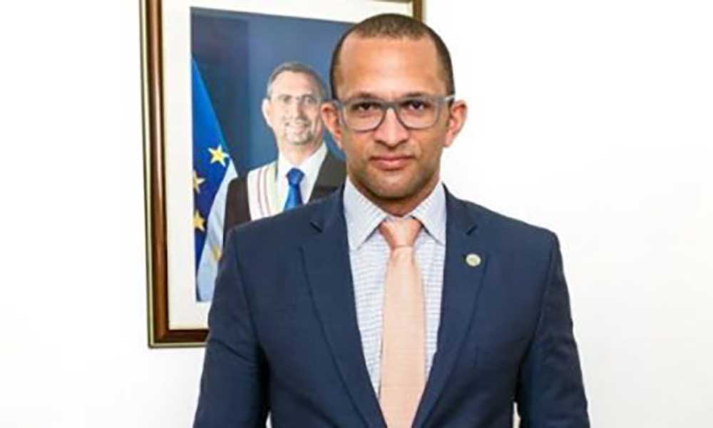 Governo condecora escritor Luís Romano e a Marinha do Brasil com medalha de mérito cultural