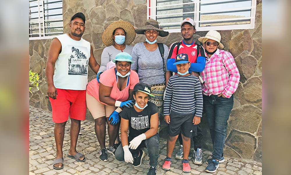 Voluntariado Mulheres Criam Grupo Para Limpar Bairros De Porto Novo