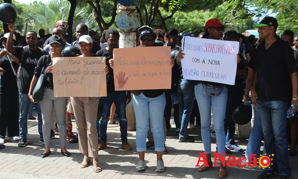 Professores Sindprof entrega pré aviso de greve por tempo